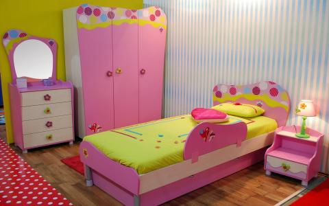 女孩的房间，粉红色的床，衣柜