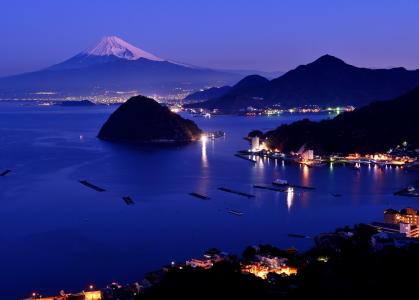 日本，富士，日本，山，火山，雪，日落，晚上，海，岛，岩石，城市，房子，灯，全景