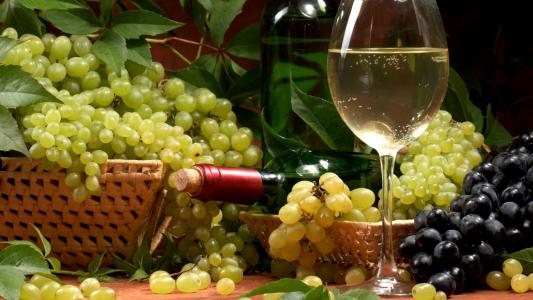 葡萄串，一瓶葡萄酒，白葡萄酒和红葡萄，一杯