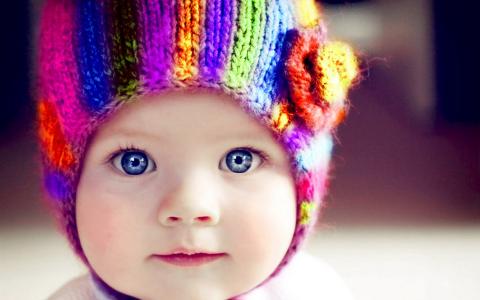 宝贝，蓝色的眼睛，五颜六色的帽子，可爱