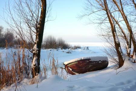 冬天，结冰的湖面，树木，船，景观