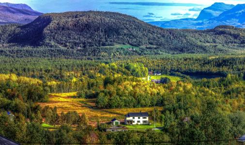 Bardufoss，挪威北部，山，树，房子，景观