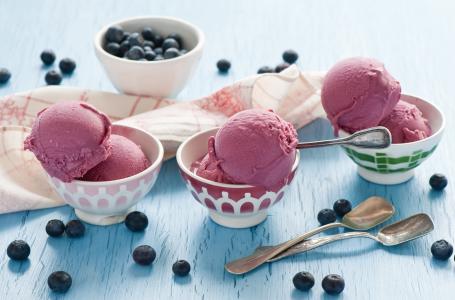 冰淇淋，甜点，浆果，蓝莓，勺子