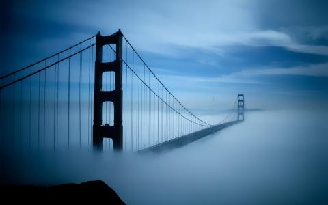 云雾袅绕的金门大桥