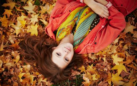 女孩在树叶，肖像，模型，叶子，秋季，女孩，黑发，户外，秋季，模型，微笑，女性