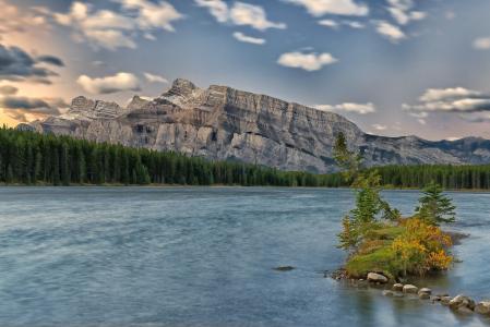 Mount Rundle，两个杰克湖，班夫国家公园，加拿大艾伯塔省，班夫，加拿大艾伯塔省，湖泊，山脉，森林