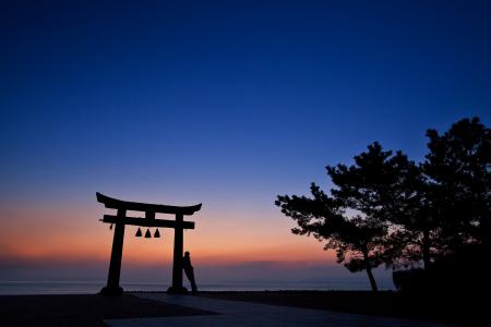 日本，晚上，橙色，日落，蓝色，天空，树，拱，建筑，男子，侧影
