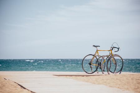 沙滩上的自行车唯美风景
