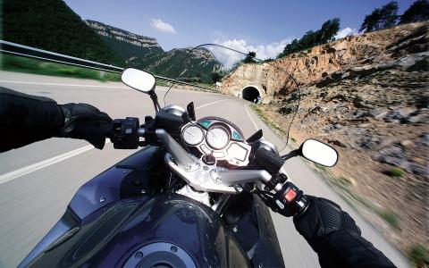 摩托，自行车，速度，方向盘，山，隧道。