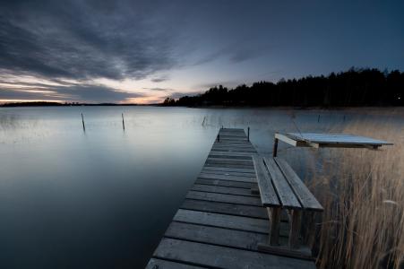 瑞典，森林，树木，湖，岸，木，桥，板凳，晚上，日落，天空，云