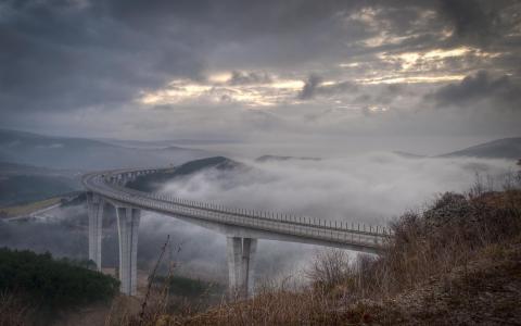 混凝土桥，雾
