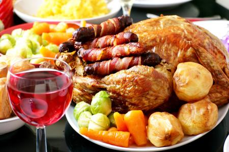 炸鸡，土豆，胡萝卜，装饰物，一杯酒，香肠，蔬菜，节日餐桌