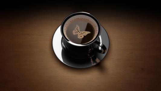 一杯咖啡，泡沫制成的蝴蝶