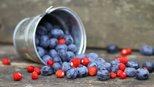 浆果，水桶，草莓，蓝莓