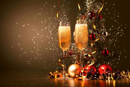 新年树，圣诞树，钟声，金属丝，球，眼镜，香槟，假期，新年快乐