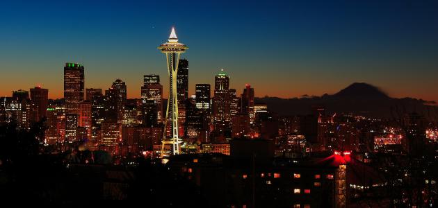 西雅图市，美国华盛顿州，家中灯火通明