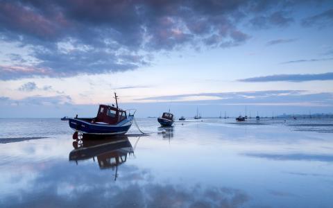 在Southend-on-the-Sea海岸，英国Essex，小船，帆船上的黎明
