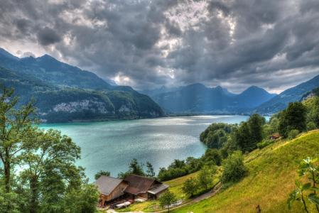 Walensee湖，瑞士阿尔卑斯山，Valenze湖，阿尔卑斯山，瑞士，湖泊，山脉，房屋，树木，云彩