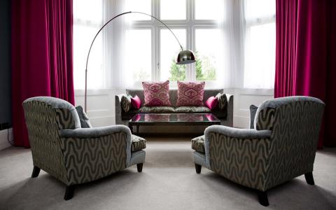 灰色家具，粉红色的窗帘和枕头
