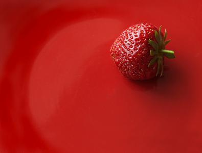 浆果，草莓，红色背景，宏