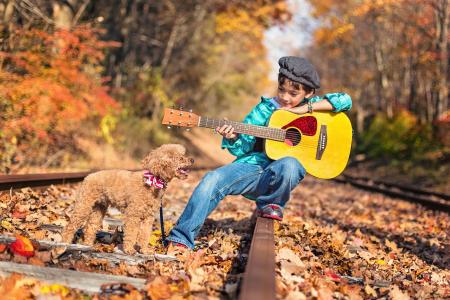 男孩，狗，狮子狗，吉他，朋友，铁轨，叶子，秋季，散景