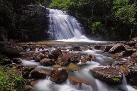 拉塔Bukit Hijau瀑布，马来西亚吉打，瀑布，马来西亚，石头，河流