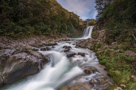 Tawhai瀑布，新西兰，新西兰，瀑布，河流，森林，石头