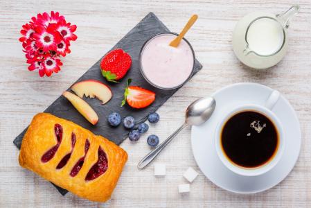 早餐，咖啡，泡芙，果酱，草莓，蓝莓