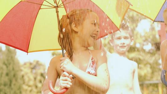 夏日的雨，五颜六色的雨伞，孩子们的欢乐