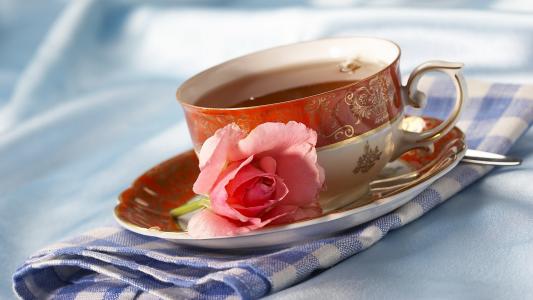 一杯茶，一朵玫瑰花蕾