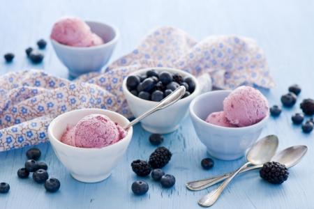 冰淇淋，浆果，蓝莓，黑莓