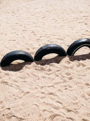埋在沙滩里的轮胎