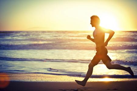 在沙滩上跑步，沙滩，日落，男人，健身，训练，运动