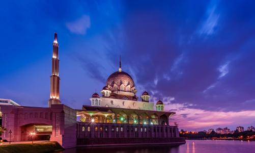 马来西亚普特拉贾亚清真寺灯光海峡晚上紫色夕阳天空云马来西亚布城清真寺照明海峡晚上紫色日落天空云彩云