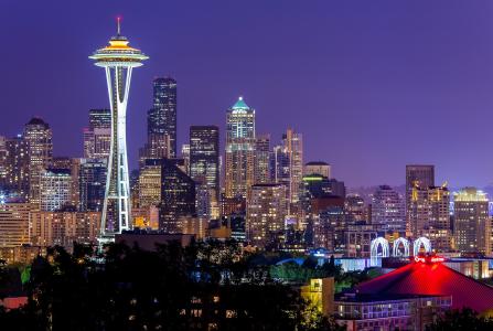 美国华盛顿西雅图太空针塔城市夜晚灯光紫罗兰色天空美国华盛顿西雅图太空针塔城市夜晚灯光丁香天空