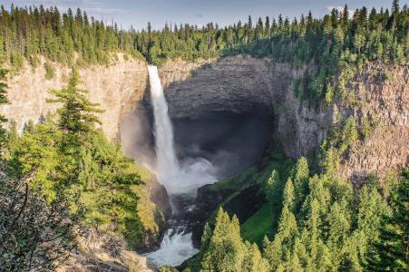 赫尔姆肯瀑布，威尔斯灰色省立公园，不列颠哥伦比亚省，加拿大，不列颠哥伦比亚省，加拿大，赫尔姆肯瀑布，岩石，森林，树木，溪流，瀑布