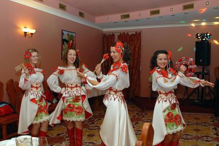 您受到CHERVOI MAKI团体的欢迎，女孩，美丽，乌克兰人