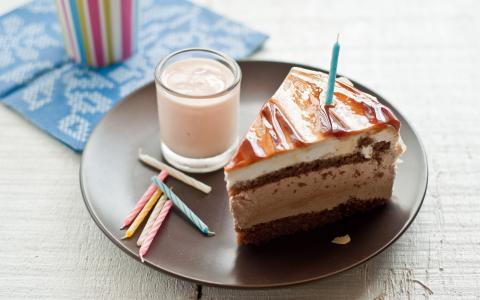 生日，蛋糕，蜡烛，盘子，玻璃，牛奶，饼干，奶油