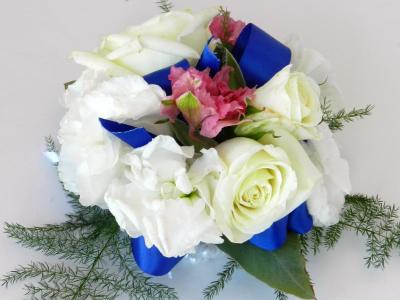 美丽的花束，用一条蓝丝带
