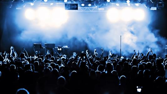 音乐会，摇滚音乐会，人群，粉丝，灯光