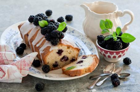 蛋糕，浆果，黑莓，水罐，勺子