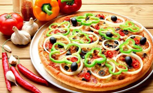 披萨，保加利亚辣椒，大蒜，番茄，辣椒，橄榄，橄榄，洋葱