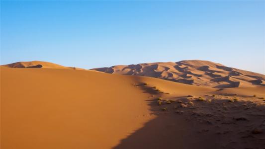 荒芜优美的沙漠美景