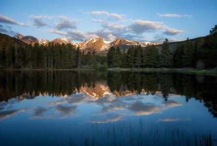 斯普拉格湖，落基山国家公园，科罗拉多州，湖，山，反射，森林，景观