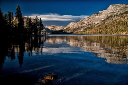 Tenaya湖，加州Yosemite国家公园，Tenaya湖，加利福尼亚优胜美地，山脉，湖泊