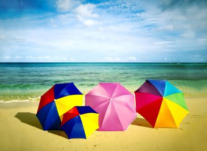 天空，大海，沙滩，雨伞