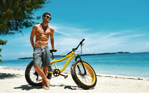 家伙，自行车，海，海滩
