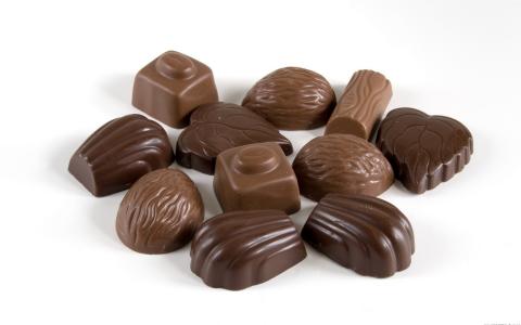 各种各样的形状，巧克力糖果，巧克力，糖果，甜点，甜点，很多，浅色背景