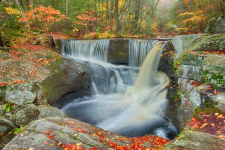 恩德斯瀑布，格兰比，康涅狄格州，格兰比，康涅狄格州，森林，秋天，石头，小溪，树叶，瀑布