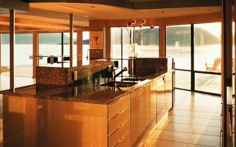 厨房柜台，窗户，湖景